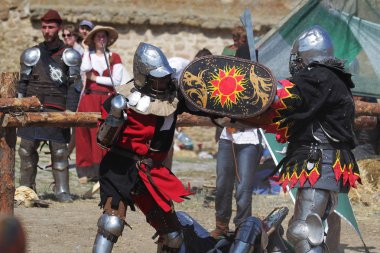 Odessa, Ukrayna - 20 Temmuz 2019: Ortaçağ performansında ortaçağ silahlarıyla Şövalyelerin Savaşı. Şövalyeler ortaçağ kültür festivali savaş turnuvası sırasında sahada mücadele