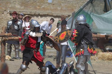 Odessa, Ukrayna - 20 Temmuz 2019: Ortaçağ performansında ortaçağ silahlarıyla Şövalyelerin Savaşı. Şövalyeler ortaçağ kültür festivali savaş turnuvası sırasında sahada mücadele