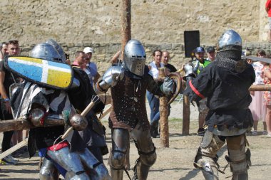 Odessa, Ukrayna - 20 Temmuz 2019: Ortaçağ performansında ortaçağ silahlarıyla Şövalyelerin Savaşı. Şövalyeler ortaçağ kültür festivali savaş turnuvası sırasında sahada mücadele