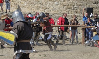 Odessa, Ukrayna - 20 Temmuz 2019: Ortaçağ performansında ortaçağ silahlarıyla Şövalyelerin Savaşı. Şövalyeler ortaçağ kültür festivali savaş turnuvası sırasında sahada mücadele