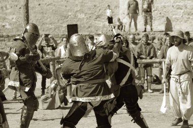 Odessa, Ukrayna - 20 Temmuz 2019: Ortaçağ performansında ortaçağ silahlarıyla Şövalyelerin Savaşı. Şövalyeler ortaçağ kültür festivali savaş turnuvası sırasında sahada mücadele