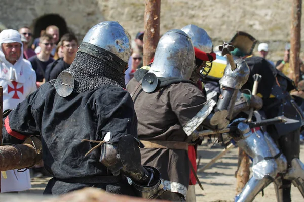 オデッサ ウクライナ 2019年7月20日 中世のパフォーマンスで中世の武器を持つ騎士の戦い 騎士は中世文化の祭りの戦いのトーナメント中にフィールドで戦います — ストック写真
