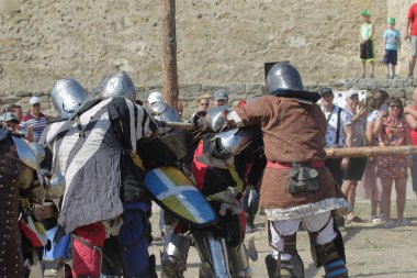 Odessa, Ukrayna - 20 Temmuz 2019: Ortaçağ performansında ortaçağ silahlarıyla Şövalyelerin Savaşı. Şövalyeler ortaçağ kültür festivali savaş turnuvası sırasında sahada mücadele