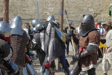 Odessa, Ukrayna - 20 Temmuz 2019: Ortaçağ performansında ortaçağ silahlarıyla Şövalyelerin Savaşı. Şövalyeler ortaçağ kültür festivali savaş turnuvası sırasında sahada mücadele