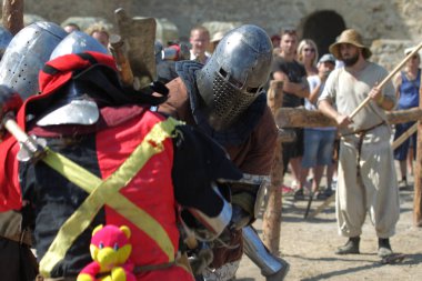 Odessa, Ukrayna - 20 Temmuz 2019: Ortaçağ performansında ortaçağ silahlarıyla Şövalyelerin Savaşı. Şövalyeler ortaçağ kültür festivali savaş turnuvası sırasında sahada mücadele