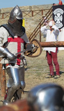 Odessa, Ukrayna - 20 Temmuz 2019: Ortaçağ performansında ortaçağ silahlarıyla Şövalyelerin Savaşı. Şövalyeler ortaçağ kültür festivali savaş turnuvası sırasında sahada mücadele