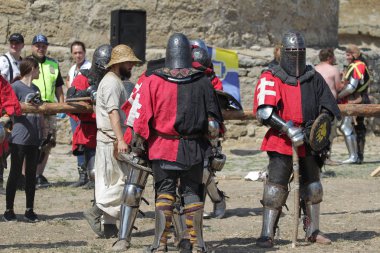 Odessa, Ukrayna - 20 Temmuz 2019: Ortaçağ performansında ortaçağ silahlarıyla Şövalyelerin Savaşı. Şövalyeler ortaçağ kültür festivali savaş turnuvası sırasında sahada mücadele