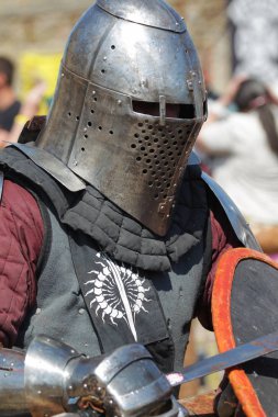 Odessa, Ukrayna - 20 Temmuz 2019: Ortaçağ performansında ortaçağ silahlarıyla Şövalyelerin Savaşı. Şövalyeler ortaçağ kültür festivali savaş turnuvası sırasında sahada mücadele