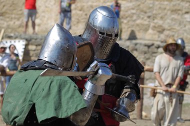 Odessa, Ukrayna - 20 Temmuz 2019: Ortaçağ performansında ortaçağ silahlarıyla Şövalyelerin Savaşı. Şövalyeler ortaçağ kültür festivali savaş turnuvası sırasında sahada mücadele