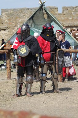 Odessa, Ukrayna - 20 Temmuz 2019: Ortaçağ performansında ortaçağ silahlarıyla Şövalyelerin Savaşı. Şövalyeler ortaçağ kültür festivali savaş turnuvası sırasında sahada mücadele