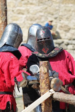 Odessa, Ukrayna - 20 Temmuz 2019: Ortaçağ performansında ortaçağ silahlarıyla Şövalyelerin Savaşı. Şövalyeler ortaçağ kültür festivali savaş turnuvası sırasında sahada mücadele