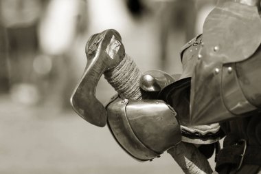 Odessa, Ukrayna - 20 Temmuz 2019: Ortaçağ performansında ortaçağ silahlarıyla Şövalyelerin Savaşı. Şövalyeler ortaçağ kültür festivali savaş turnuvası sırasında sahada mücadele