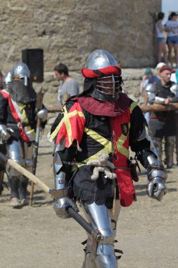 Odessa, Ukrayna - 20 Temmuz 2019: Ortaçağ performansında ortaçağ silahlarıyla Şövalyelerin Savaşı. Şövalyeler ortaçağ kültür festivali savaş turnuvası sırasında sahada mücadele