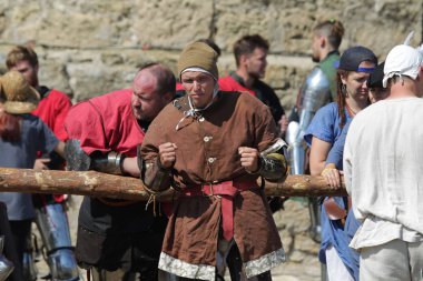 Odessa, Ukrayna - 20 Temmuz 2019: Ortaçağ performansında ortaçağ silahlarıyla Şövalyelerin Savaşı. Şövalyeler ortaçağ kültür festivali savaş turnuvası sırasında sahada mücadele