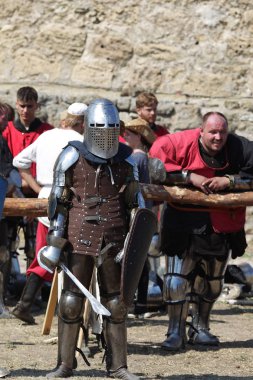 Odessa, Ukrayna - 20 Temmuz 2019: Ortaçağ performansında ortaçağ silahlarıyla Şövalyelerin Savaşı. Şövalyeler ortaçağ kültür festivali savaş turnuvası sırasında sahada mücadele