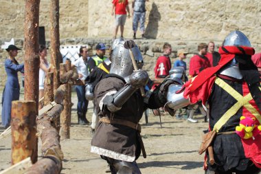 Odessa, Ukrayna - 20 Temmuz 2019: Ortaçağ performansında ortaçağ silahlarıyla Şövalyelerin Savaşı. Şövalyeler ortaçağ kültür festivali savaş turnuvası sırasında sahada mücadele