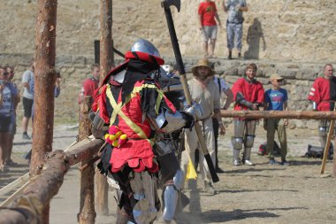 Odessa, Ukrayna - 20 Temmuz 2019: Ortaçağ performansında ortaçağ silahlarıyla Şövalyelerin Savaşı. Şövalyeler ortaçağ kültür festivali savaş turnuvası sırasında sahada mücadele