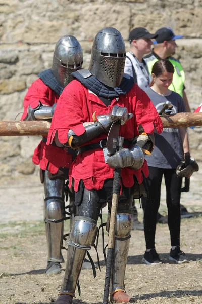 Odessa, Ukrayna - 20 Temmuz 2019: Ortaçağ performansında ortaçağ silahlarıyla Şövalyelerin Savaşı. Şövalyeler ortaçağ kültür festivali savaş turnuvası sırasında sahada mücadele