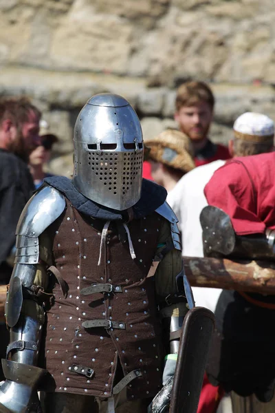 Odessa, Ukrayna - 20 Temmuz 2019: Ortaçağ performansında ortaçağ silahlarıyla Şövalyelerin Savaşı. Şövalyeler ortaçağ kültür festivali savaş turnuvası sırasında sahada mücadele