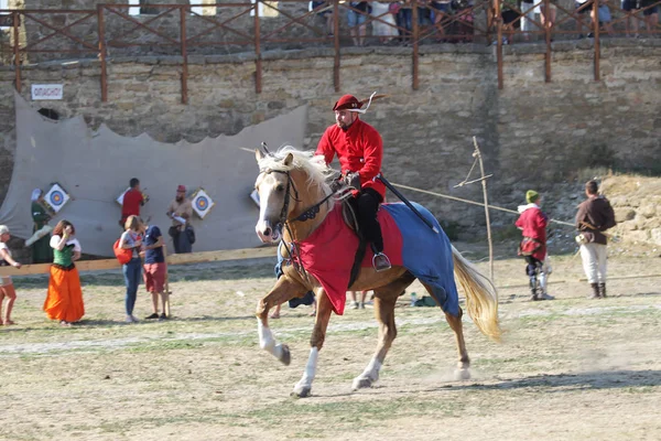 オデッサ ウクライナ 2019年7月20日 要塞アッカーマンベルゴロドドニエスターの騎士祭で乗馬の伝統的な競技 槍を持つホースマン 馬に剣モーションぼやけ背景 — ストック写真