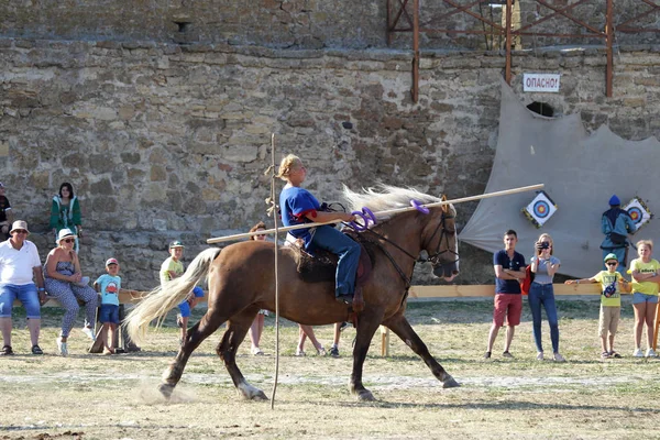 乌克兰奥德萨 2019年7月20日 在阿克曼贝尔戈罗德 德涅斯特堡垒的骑士节上进行马术传统比赛 骑手用长矛 剑在马上 运动模糊背景 — 图库照片