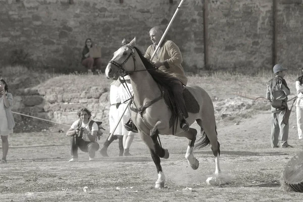 オデッサ ウクライナ 2019年7月20日 要塞アッカーマンベルゴロドドニエスターの騎士祭で乗馬の伝統的な競技 槍を持つホースマン 馬に剣モーションぼやけ背景 — ストック写真