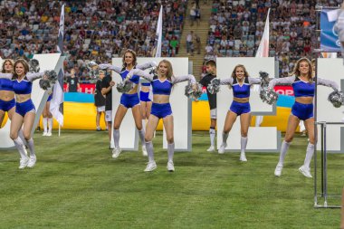 Odessa, Ukrayna-July28, 2019: Futbol Şampiyonası açılışında güzel genç kız amigo takım performansı. Çim saha stadyumunda takım performansı amigo. Amigo kız