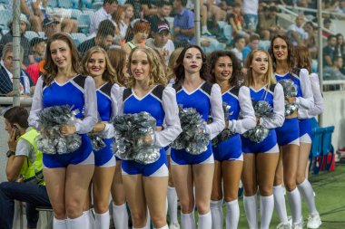 Odessa, Ukrayna-July28, 2019: Futbol Şampiyonası açılışında güzel genç kız amigo takım performansı. Çim saha stadyumunda takım performansı amigo. Amigo kız