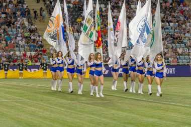 Odessa, Ukrayna-July28, 2019: Futbol Şampiyonası açılışında güzel genç kız amigo takım performansı. Çim saha stadyumunda takım performansı amigo. Amigo kız