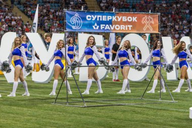 Odessa, Ukrayna-July28, 2019: Futbol Şampiyonası açılışında güzel genç kız amigo takım performansı. Çim saha stadyumunda takım performansı amigo. Amigo kız