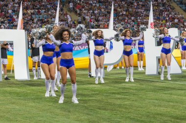 Odessa, Ukrayna-July28, 2019: Futbol Şampiyonası açılışında güzel genç kız amigo takım performansı. Çim saha stadyumunda takım performansı amigo. Amigo kız