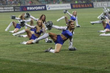 Odessa, Ukrayna-July28, 2019: Futbol Şampiyonası açılışında güzel genç kız amigo takım performansı. Çim saha stadyumunda takım performansı amigo. Amigo kız
