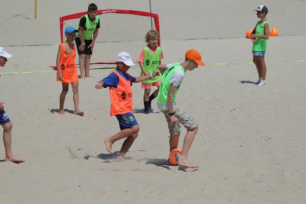 오데사 우크라이나 2019 리조트의 해변에서 대회에서 축구를하는 아이들 배경에 바다와 — 스톡 사진