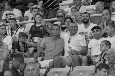 Odessa Ukrayna - 28 Temmuz 2019: stadyumda seyirci. Maç sırasında futbol stadyumu nun tribünlerinde taraftar kalabalığı Shakhtar (Donetsk) -Dinamo (Kiev). Taraftarlarla tribün. Futbol taraftarları ile standları