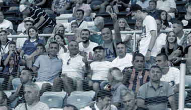 Odessa Ukrayna - 28 Temmuz 2019: stadyumda seyirci. Maç sırasında futbol stadyumu nun tribünlerinde taraftar kalabalığı Shakhtar (Donetsk) -Dinamo (Kiev). Taraftarlarla tribün. Futbol taraftarları ile standları