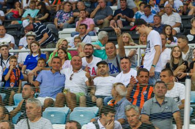 Odessa Ukrayna - 28 Temmuz 2019: stadyumda seyirci. Maç sırasında futbol stadyumu nun tribünlerinde taraftar kalabalığı Shakhtar (Donetsk) -Dinamo (Kiev). Taraftarlarla tribün. Futbol taraftarları ile standları