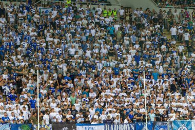 Odessa Ukrayna - 28 Temmuz 2019: stadyumda seyirci. Maç sırasında futbol stadyumu nun tribünlerinde taraftar kalabalığı Shakhtar (Donetsk) -Dinamo (Kiev). Taraftarlarla tribün. Futbol taraftarları ile standları
