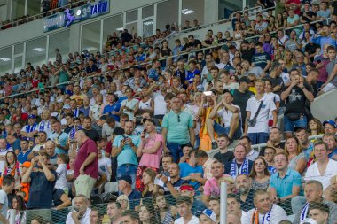 Odessa Ukrayna - 28 Temmuz 2019: stadyumda seyirci. Maç sırasında futbol stadyumu nun tribünlerinde taraftar kalabalığı Shakhtar (Donetsk) -Dinamo (Kiev). Taraftarlarla tribün. Futbol taraftarları ile standları