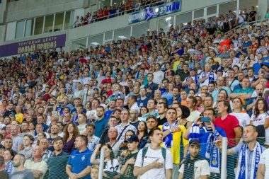 Odessa Ukrayna - 28 Temmuz 2019: stadyumda seyirci. Maç sırasında futbol stadyumu nun tribünlerinde taraftar kalabalığı Shakhtar (Donetsk) -Dinamo (Kiev). Taraftarlarla tribün. Futbol taraftarları ile standları