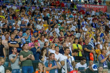 Odessa Ukrayna - 28 Temmuz 2019: stadyumda seyirci. Maç sırasında futbol stadyumu nun tribünlerinde taraftar kalabalığı Shakhtar (Donetsk) -Dinamo (Kiev). Taraftarlarla tribün. Futbol taraftarları ile standları