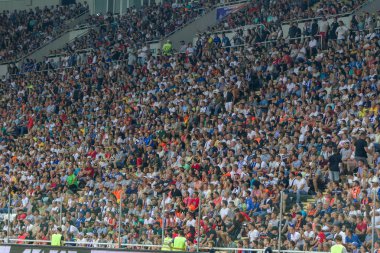 Odessa Ukrayna - 28 Temmuz 2019: stadyumda seyirci. Maç sırasında futbol stadyumu nun tribünlerinde taraftar kalabalığı Shakhtar (Donetsk) -Dinamo (Kiev). Taraftarlarla tribün. Futbol taraftarları ile standları