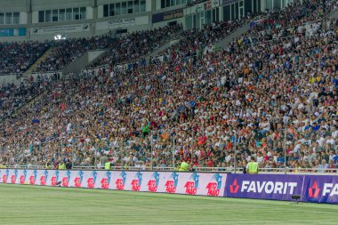 Odessa Ukrayna - 28 Temmuz 2019: stadyumda seyirci. Maç sırasında futbol stadyumu nun tribünlerinde taraftar kalabalığı Shakhtar (Donetsk) -Dinamo (Kiev). Taraftarlarla tribün. Futbol taraftarları ile standları