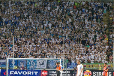 Odessa Ukrayna - 28 Temmuz 2019: stadyumda seyirci. Maç sırasında futbol stadyumu nun tribünlerinde taraftar kalabalığı Shakhtar (Donetsk) -Dinamo (Kiev). Taraftarlarla tribün. Futbol taraftarları ile standları