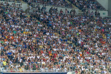 Odessa Ukrayna - 28 Temmuz 2019: stadyumda seyirci. Maç sırasında futbol stadyumu nun tribünlerinde taraftar kalabalığı Shakhtar (Donetsk) -Dinamo (Kiev). Taraftarlarla tribün. Futbol taraftarları ile standları