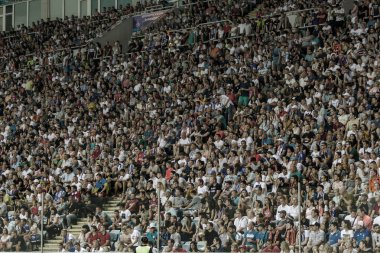 Odessa Ukrayna - 28 Temmuz 2019: stadyumda seyirci. Maç sırasında futbol stadyumu nun tribünlerinde taraftar kalabalığı Shakhtar (Donetsk) -Dinamo (Kiev). Taraftarlarla tribün. Futbol taraftarları ile standları
