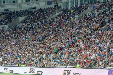 Odessa Ukrayna - 28 Temmuz 2019: stadyumda seyirci. Maç sırasında futbol stadyumu nun tribünlerinde taraftar kalabalığı Shakhtar (Donetsk) -Dinamo (Kiev). Taraftarlarla tribün. Futbol taraftarları ile standları