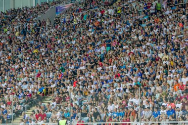 Odessa Ukrayna - 28 Temmuz 2019: stadyumda seyirci. Maç sırasında futbol stadyumu nun tribünlerinde taraftar kalabalığı Shakhtar (Donetsk) -Dinamo (Kiev). Taraftarlarla tribün. Futbol taraftarları ile standları