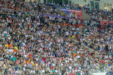 Odessa Ukrayna - 28 Temmuz 2019: stadyumda seyirci. Maç sırasında futbol stadyumu nun tribünlerinde taraftar kalabalığı Shakhtar (Donetsk) -Dinamo (Kiev). Taraftarlarla tribün. Futbol taraftarları ile standları