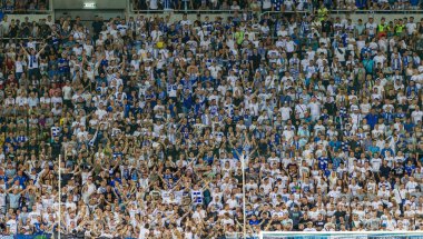 Odessa Ukrayna - 28 Temmuz 2019: stadyumda seyirci. Maç sırasında futbol stadyumu nun tribünlerinde taraftar kalabalığı Shakhtar (Donetsk) -Dinamo (Kiev). Taraftarlarla tribün. Futbol taraftarları ile standları