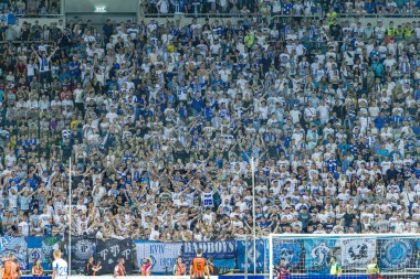 Odessa Ukrayna - 28 Temmuz 2019: stadyumda seyirci. Maç sırasında futbol stadyumu nun tribünlerinde taraftar kalabalığı Shakhtar (Donetsk) -Dinamo (Kiev). Taraftarlarla tribün. Futbol taraftarları ile standları